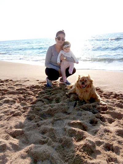 אמא, תינוקת וכלב בים